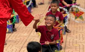 Phó bí thư Thành ủy Nguyễn Phước Lộc vui Tết Trung thu cùng hàng trăm em nhỏ