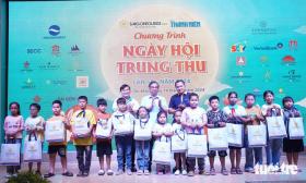 Phó bí thư Thành ủy Nguyễn Phước Lộc vui Tết Trung thu cùng hàng trăm em nhỏ