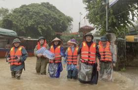  Nước sông Lam dâng cao, &apos;ốc đảo&apos; Hồng Lam ngập sâu nửa mét 