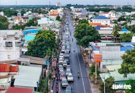 Cầu Long Thành đang sửa, ô tô kẹt dài trên đường vô phà Cát Lái