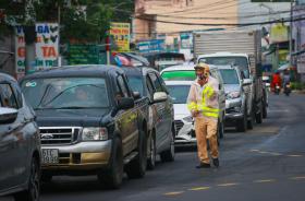 Cầu Long Thành đang sửa, ô tô kẹt dài trên đường vô phà Cát Lái