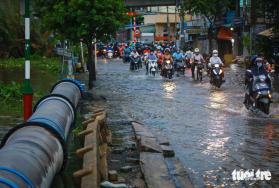 TP.HCM đón đợt triều cường đầu mùa, xe máy dắt bộ, hơi quay  第3张