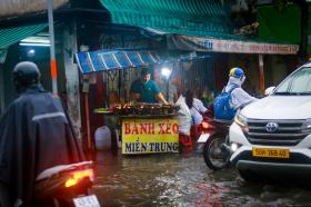 TP.HCM đón đợt triều cường đầu mùa, xe máy dắt bộ, hơi quay  第4张