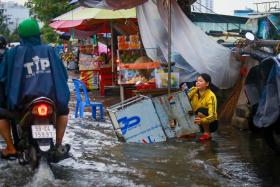 TP.HCM đón đợt triều cường đầu mùa, xe máy dắt bộ, hơi quay  第5张