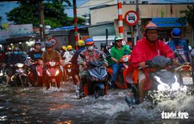 TP.HCM đón đợt triều cường đầu mùa, xe máy dắt bộ, hơi quay  第9张