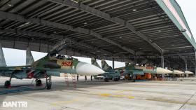 Tiêm kích Su-27, trực thăng, Yak-130 diễn tập ném bom, bắn đạn thật