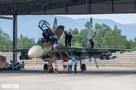 Tiêm kích Su-27, trực thăng, Yak-130 diễn tập ném bom, bắn đạn thật