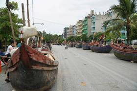 Thanh Hóa: Hàng trăm thuyền, bè lên đường nhựa &quot;trốn&quot; bão  第2张