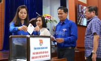  Thanh niên Yên Bái tháo vách, trèo mái nhà đưa thực phẩm cho hàng xóm chống lũ 第12张