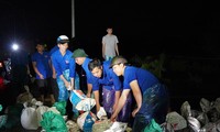  Thanh niên Yên Bái tháo vách, trèo mái nhà đưa thực phẩm cho hàng xóm chống lũ 第9张