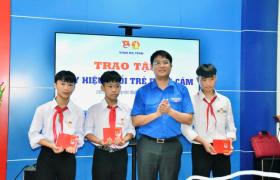  Trao Huy hiệu Tuổi trẻ dũng cảm cho 3 học sinh cứu 2 em nhỏ đuối nước 第3张