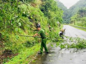  Chiến sĩ công an Cao Bằng hỗ trợ người dân vùng sạt lở, thiệt hại do bão số 3 