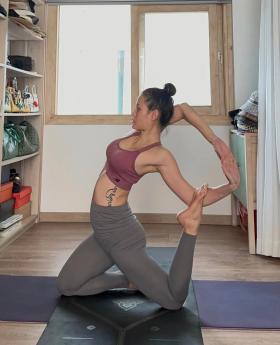 Phương Trinh Jolie mang bầu lần 3: Vóc dáng gợi cảm, tập động tác yoga khó  第3张