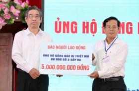  Báo Người Lao Động trao 5 tỉ đồng hỗ trợ đồng bào vượt qua thiên tai