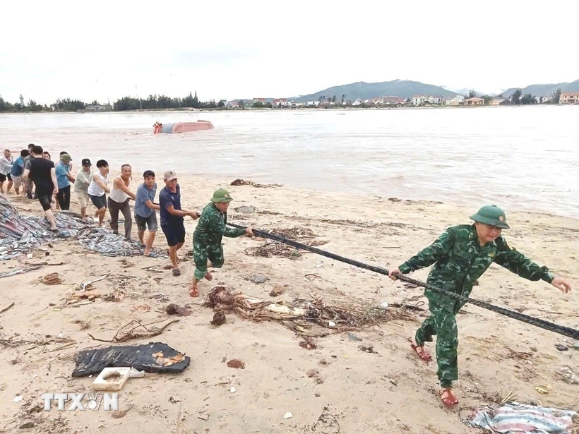  Quảng Bình: Tàu cá bị lật chìm khi neo đậu ở cửa sông Gianh 