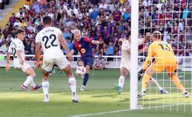  HLV Hansi Flick vui mừng khi Barcelona thắng tưng bừng Valladolid 7-0