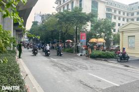 Hà Nội: 2 thanh niên nguy kịch sau khi tông xe máy vào dải phân cách