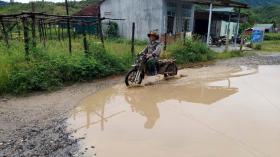  Kon Tum: Hàng trăm &apos;ổ voi&apos; trên các tuyến đường biên giới 