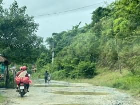  Kon Tum: Hàng trăm &apos;ổ voi&apos; trên các tuyến đường biên giới 