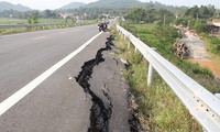  Kon Tum: Hàng trăm &apos;ổ voi&apos; trên các tuyến đường biên giới 