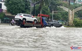 Cứu hộ hàng chục ô tô, xe máy ngập trong biển nước ở TP Vinh