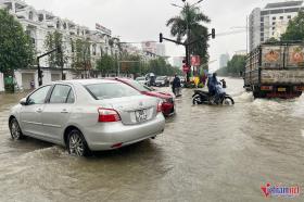 Cứu hộ hàng chục ô tô, xe máy ngập trong biển nước ở TP Vinh