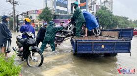 Cứu hộ hàng chục ô tô, xe máy ngập trong biển nước ở TP Vinh  第13张