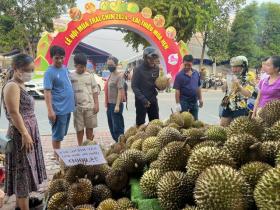  Dòng người nườm nượp đổ về Lái Thiêu “săn” đặc sản 