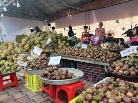  Dòng người nườm nượp đổ về Lái Thiêu “săn” đặc sản 