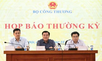  Cứu một thanh niên say rượu, nhảy cầu tự tử 