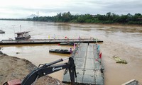  Công binh tạm tháo cầu phao Phong Châu 