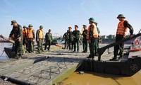  Công binh tạm tháo cầu phao Phong Châu 