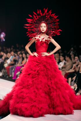 Hoa hậu Bảo Ngọc hóa bông hoa rực rỡ trên sàn catwalk