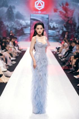 Hoa hậu Bảo Ngọc hóa bông hoa rực rỡ trên sàn catwalk