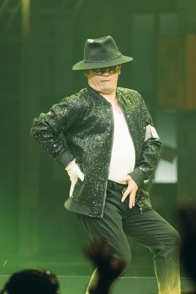 Bằng Kiều nhảy điệu nổi tiếng của Michael Jackson 