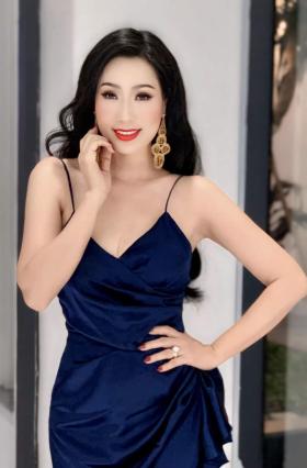 Hoa hậu Mai Phương Thuý mặc sexy chơi thể thao, Quỳnh Nga cũng không kém cạnh