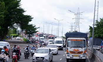  Mỹ: Tài xế phát hiện thùng phiếu bầu nằm giữa đường 