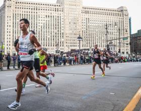 Đan Quyết chạy gần 700 km mỗi tháng trước Chicago Marathon 