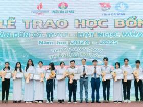  Cà Mau tiếp sức học sinh khó khăn đến trường 